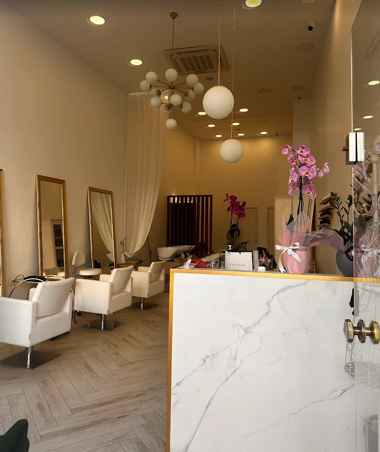 Χώρος υποδοχής στο DC Hair & Nails με μαρμάρινο πάγκο και ορχιδέες